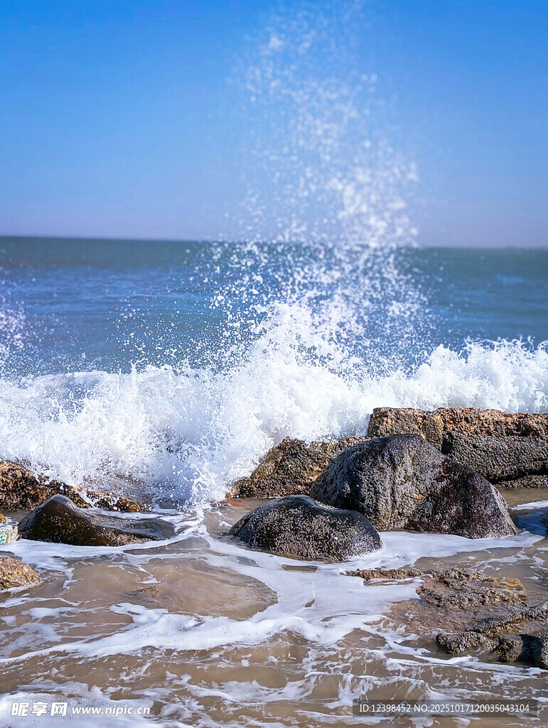 海浪拍打礁石的海滨美景