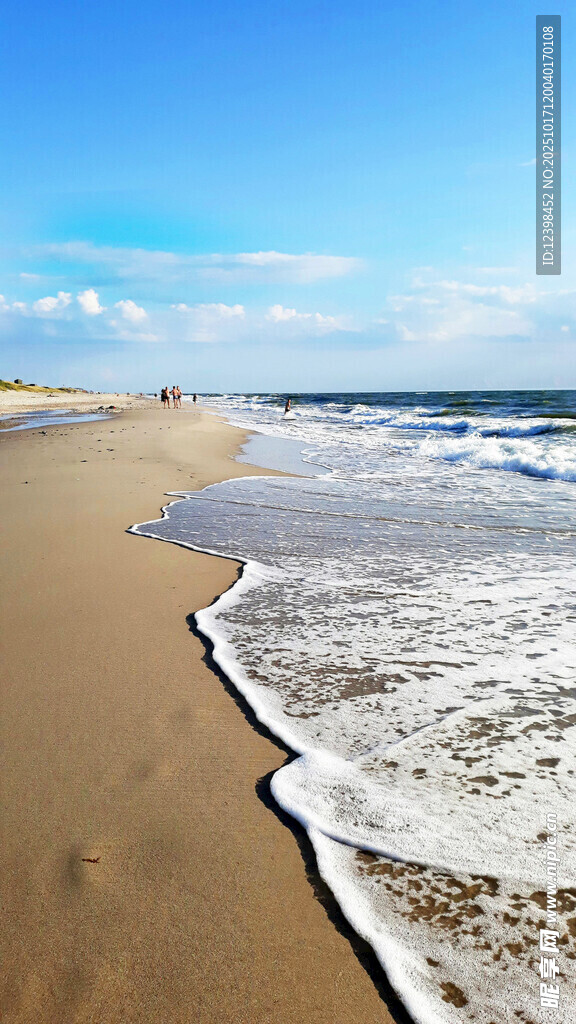 金色沙滩与海浪的美丽景致