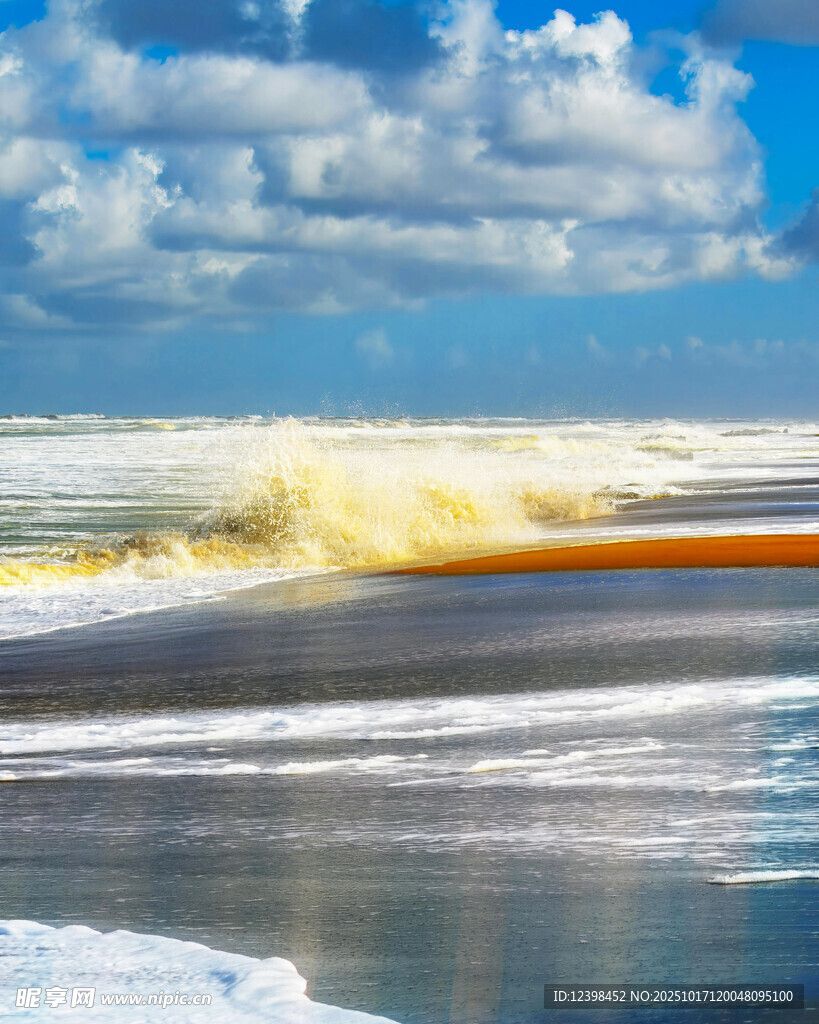 海边壮观海浪拍打场景