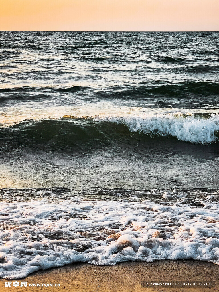 海边日落时的翻涌海浪
