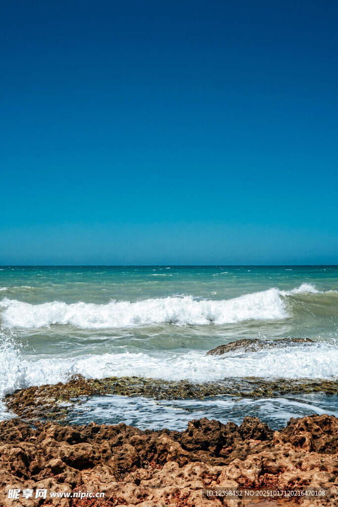 海边礁石与翻涌白浪