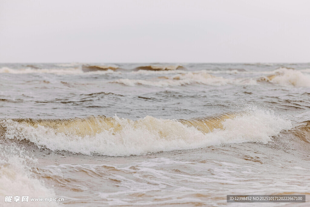 海浪翻涌的壮阔海景