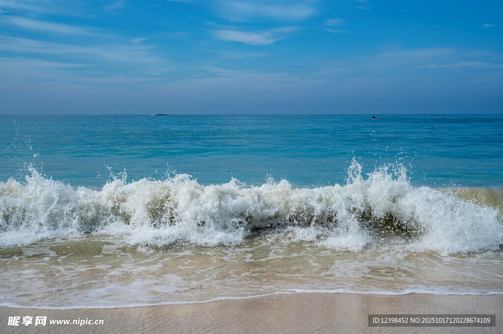 海浪拍打沙滩的美丽景象
