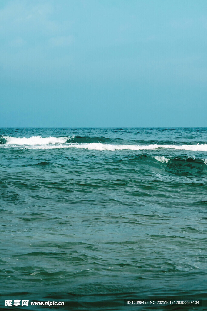 海浪翻涌的蔚蓝海面