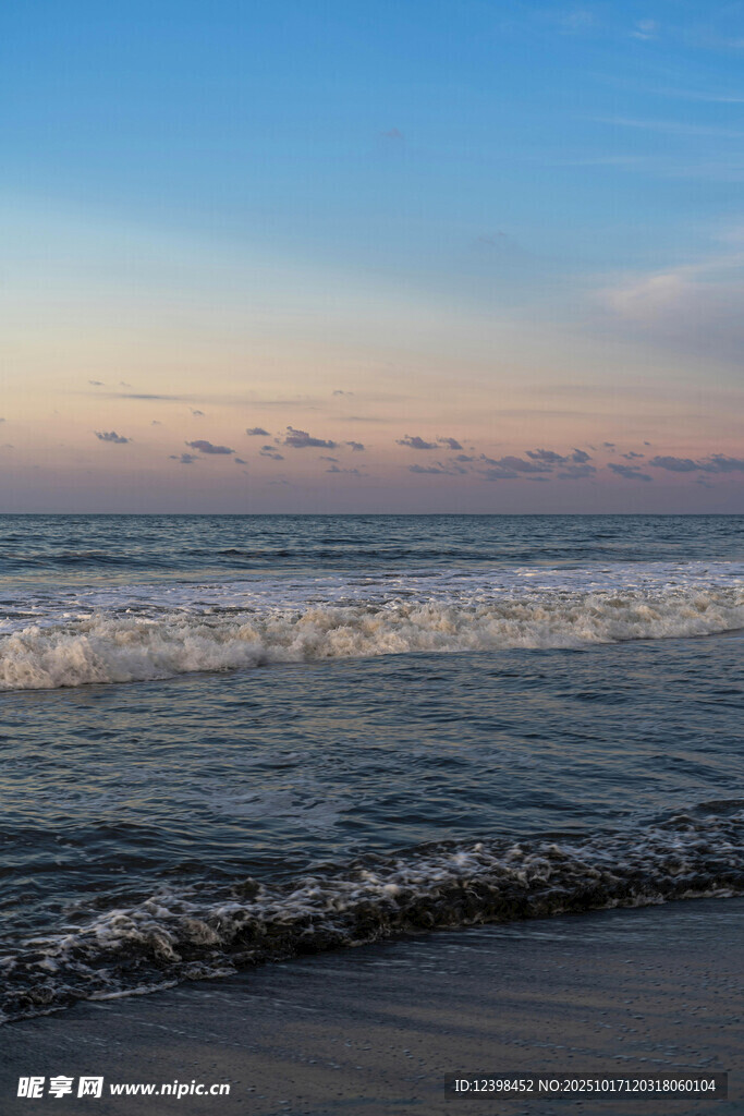 海边日落时分的海浪景观