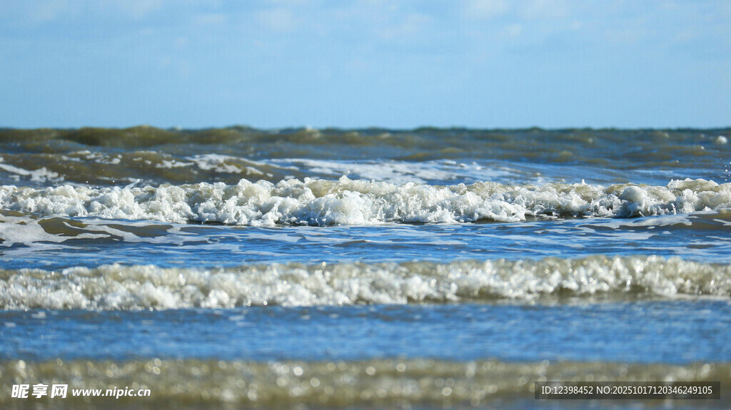 海边翻涌的白色浪花
