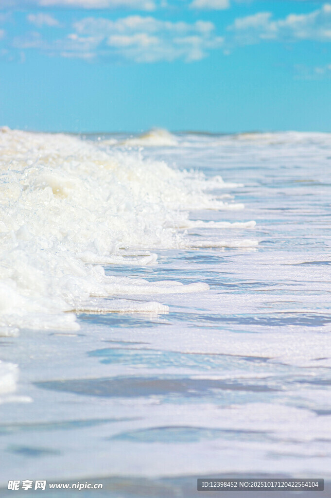 海边翻涌的白色浪花