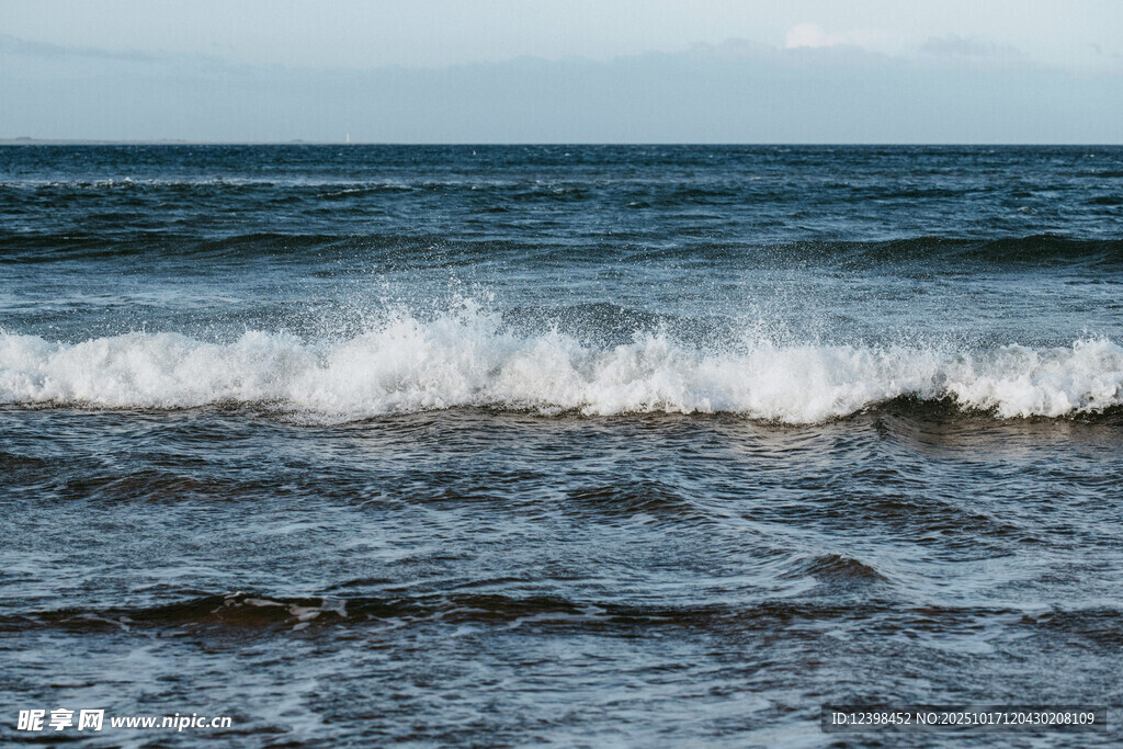 海浪翻涌的蓝色海洋画面