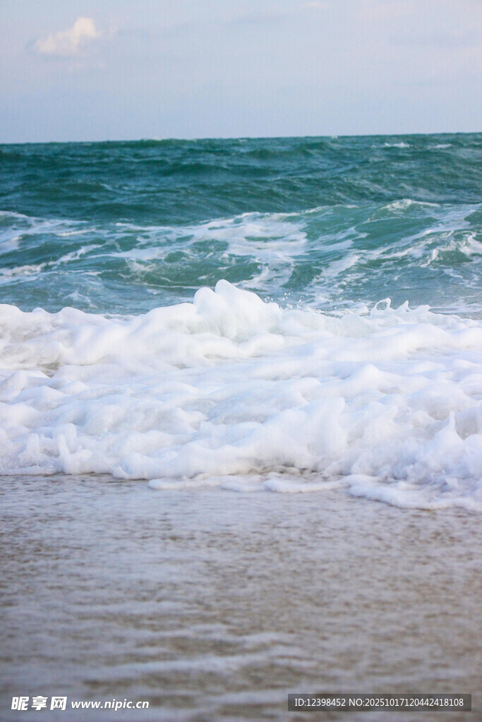 海浪拍打沙滩的美丽景象