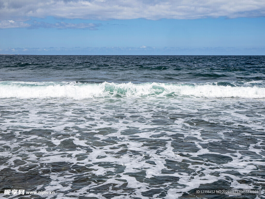 海浪翻涌的壮阔海景