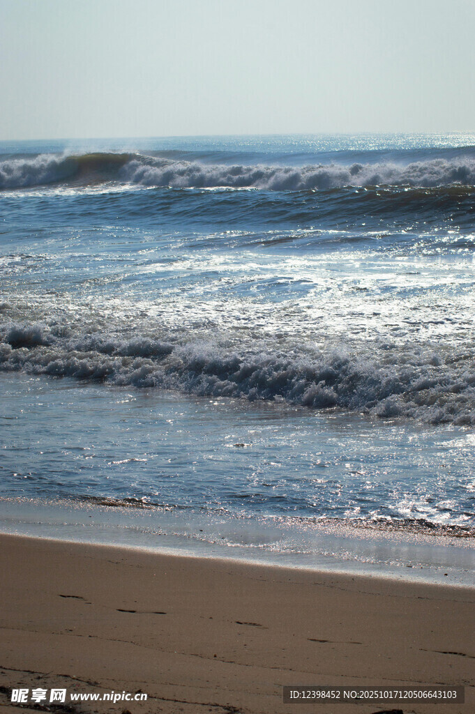 海边沙滩上的翻滚海浪