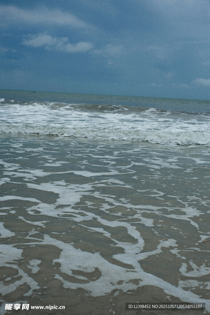 海浪拍打沙滩的美丽景象