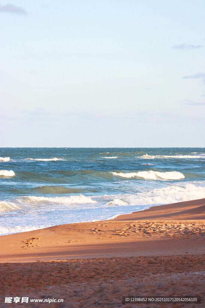 美丽海滨沙滩海浪景观
