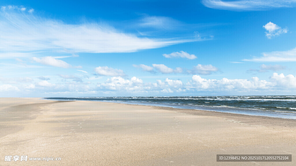 广阔沙滩与蓝天碧海美景