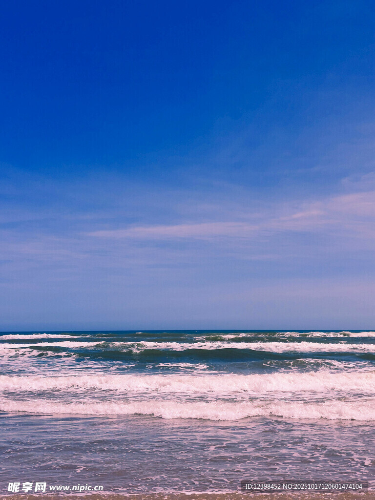 海边海浪与蓝天美景