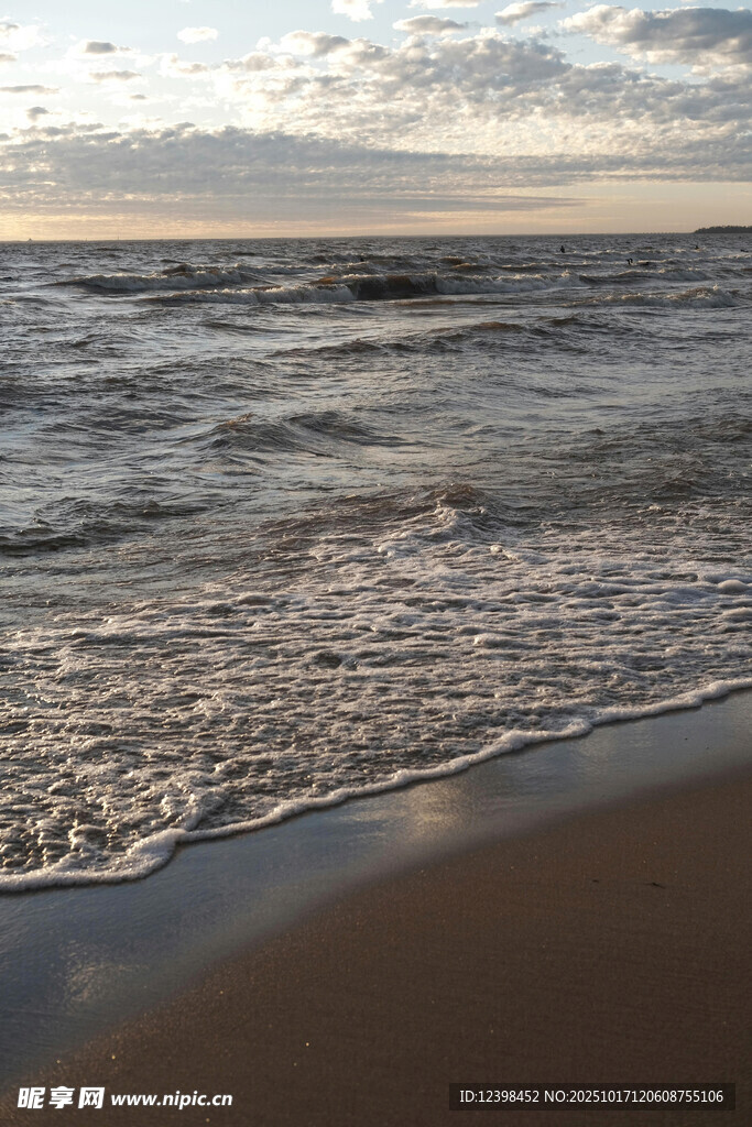 海边日落时分的美丽海浪
