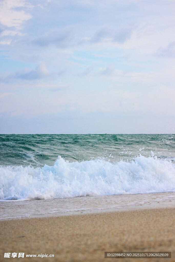 海浪拍打沙滩的美丽景象