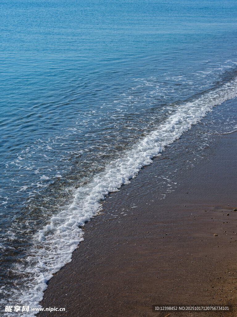 海边浪花轻拍沙滩