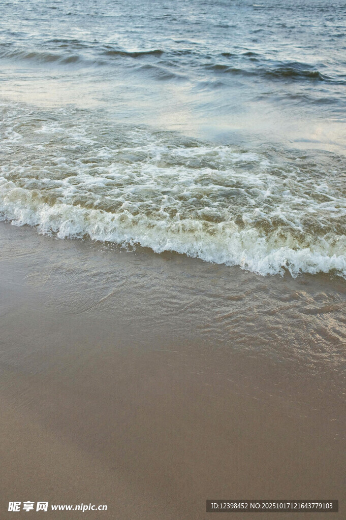 海浪轻拍沙滩的美丽瞬间