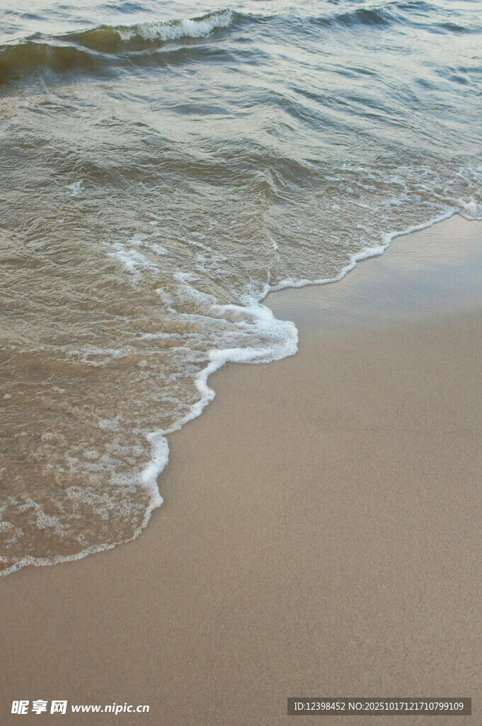 海浪轻吻沙滩的美丽瞬间