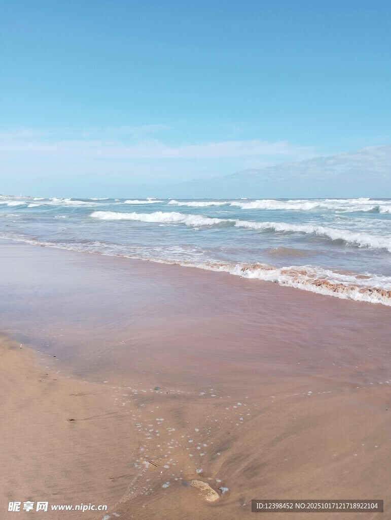 美丽沙滩与海浪景观