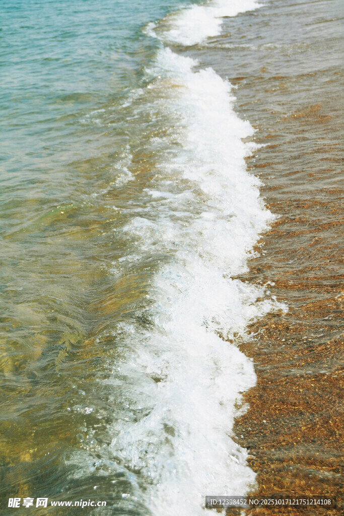 海边浪花拍打沙滩景象