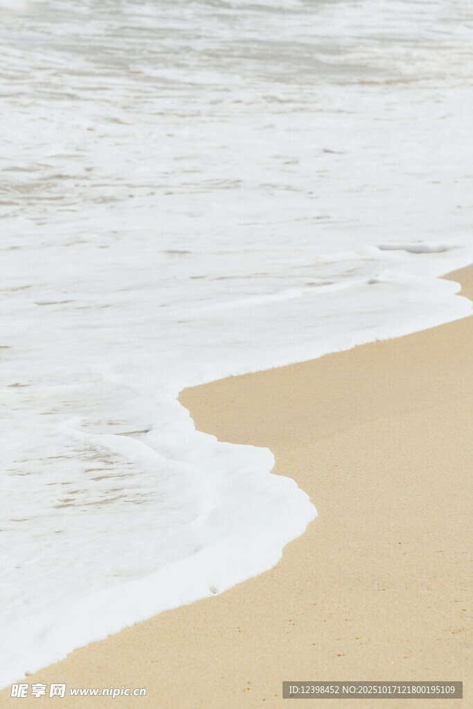 海浪轻吻沙滩的美丽瞬间