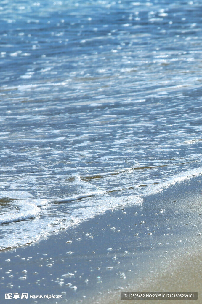 海边浪花轻拍沙滩