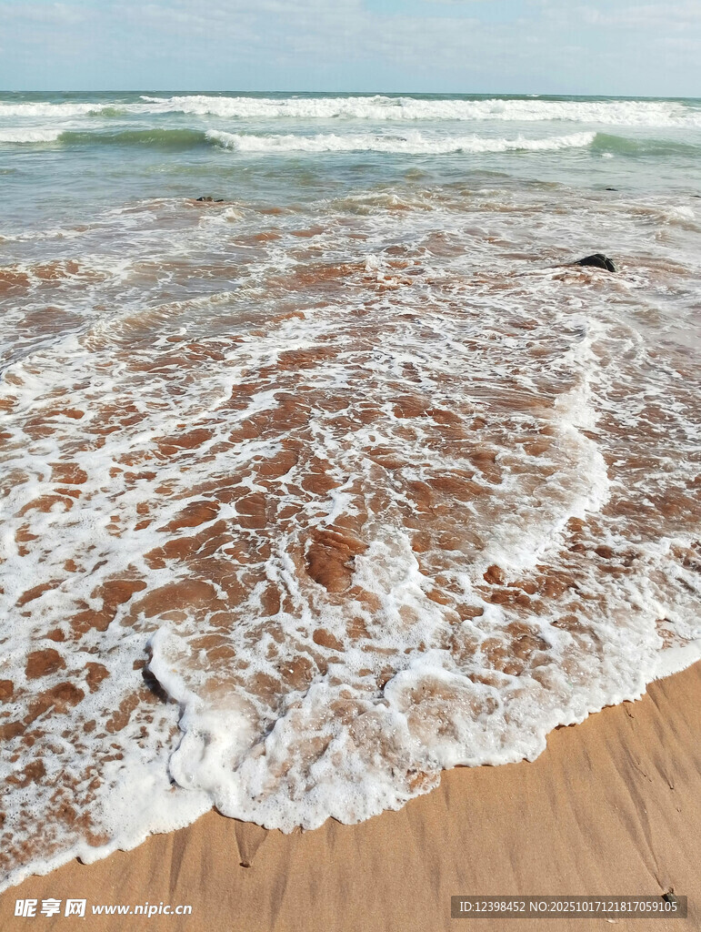 海浪轻拍沙滩的美丽景象