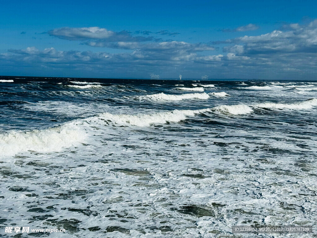 海浪翻涌的蔚蓝海岸