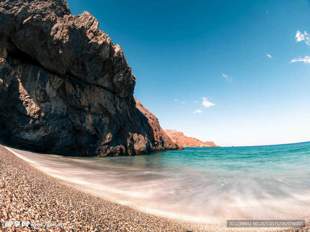 美丽海滩与壮阔岩石景观