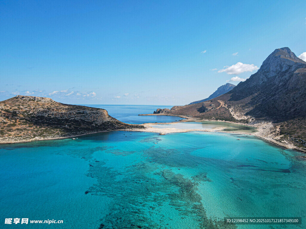 美丽海岛的澄澈蓝色海域