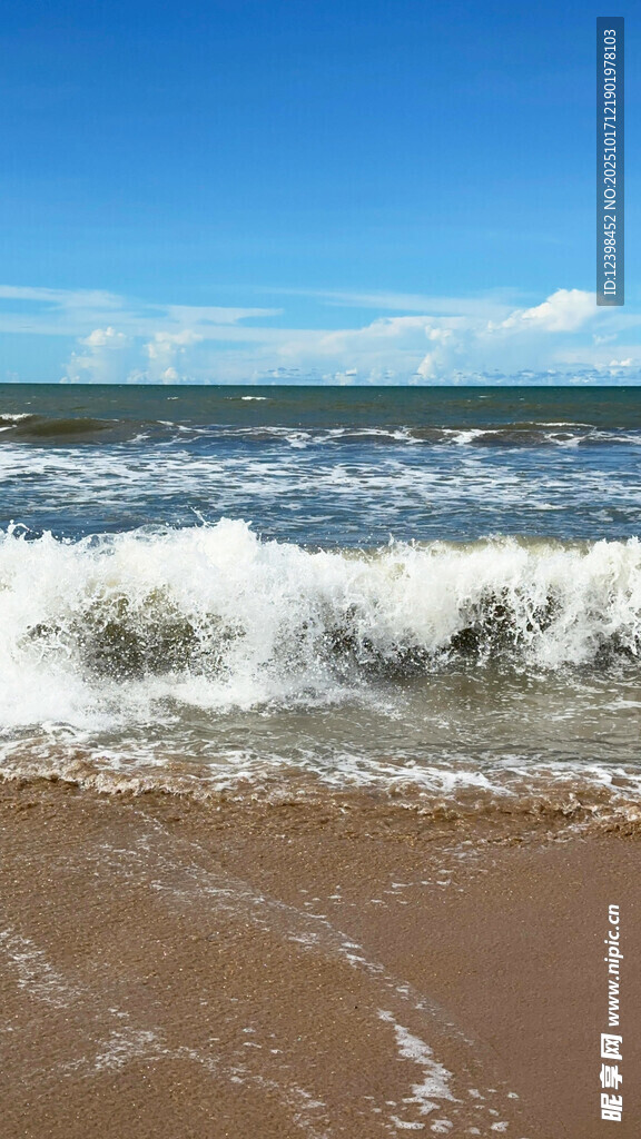 海浪拍打沙滩的美丽景象