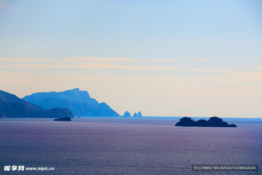 海上岛屿的壮丽黄昏景色