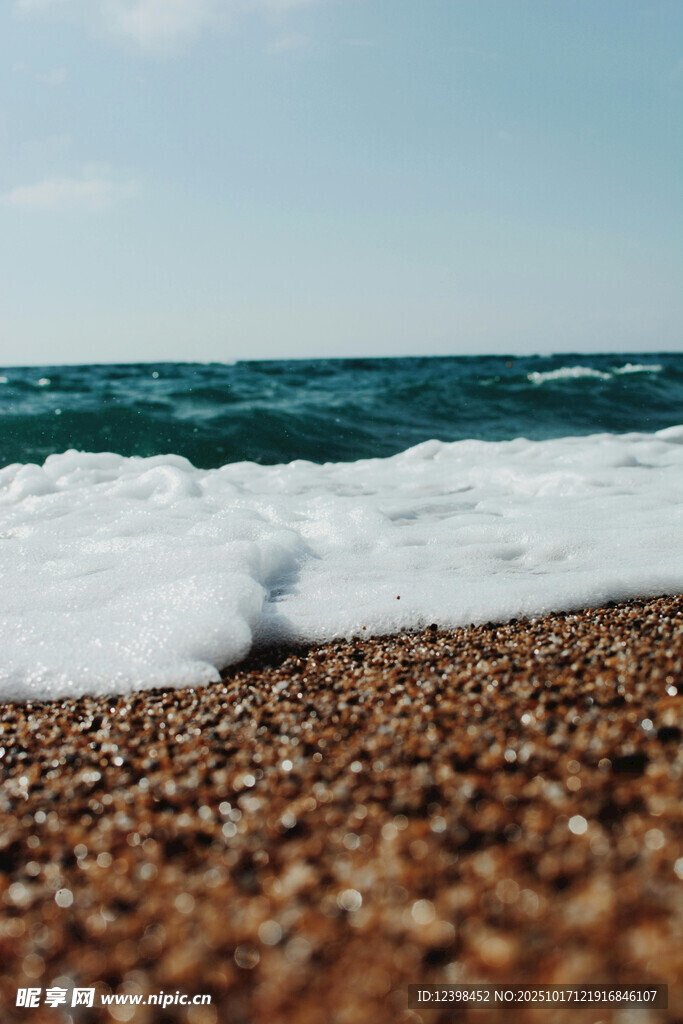 海边沙滩上的白色海浪