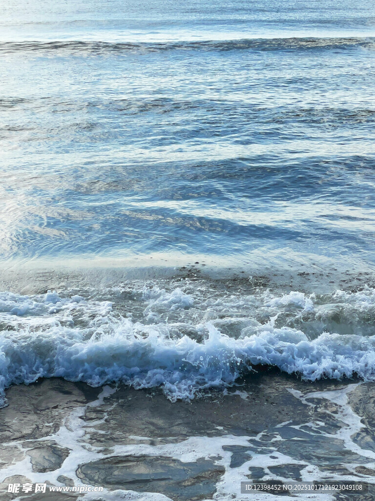 海浪轻拍沙滩的美丽瞬间