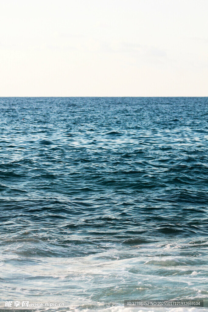 蔚蓝大海海浪轻拍沙滩