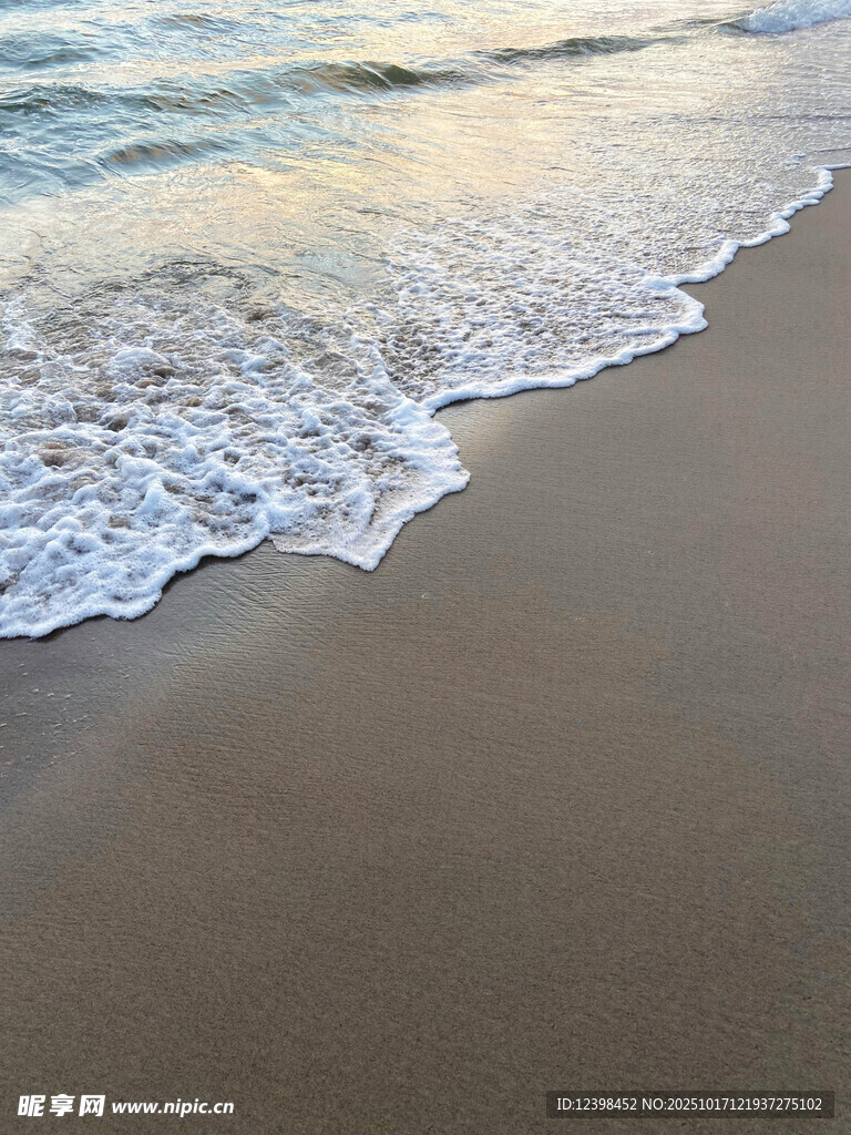 海边沙滩上的白色浪花