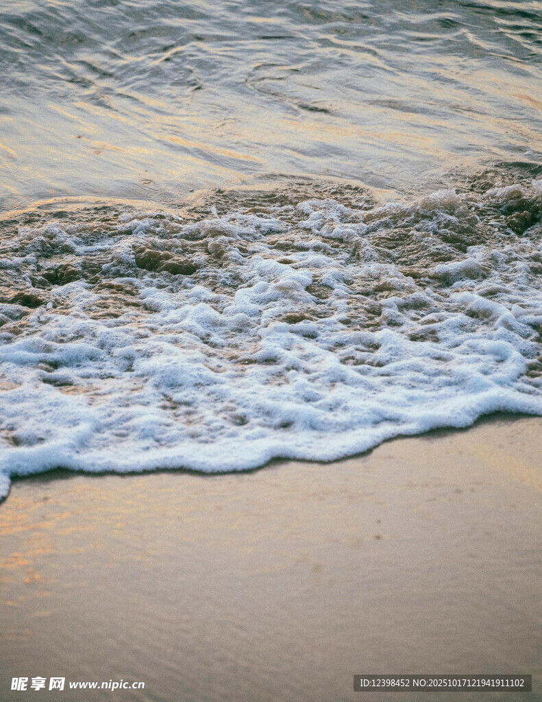 海浪轻吻沙滩的美丽瞬间