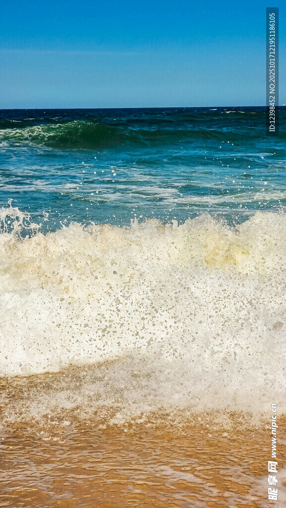 海浪拍打沙滩的美丽瞬间