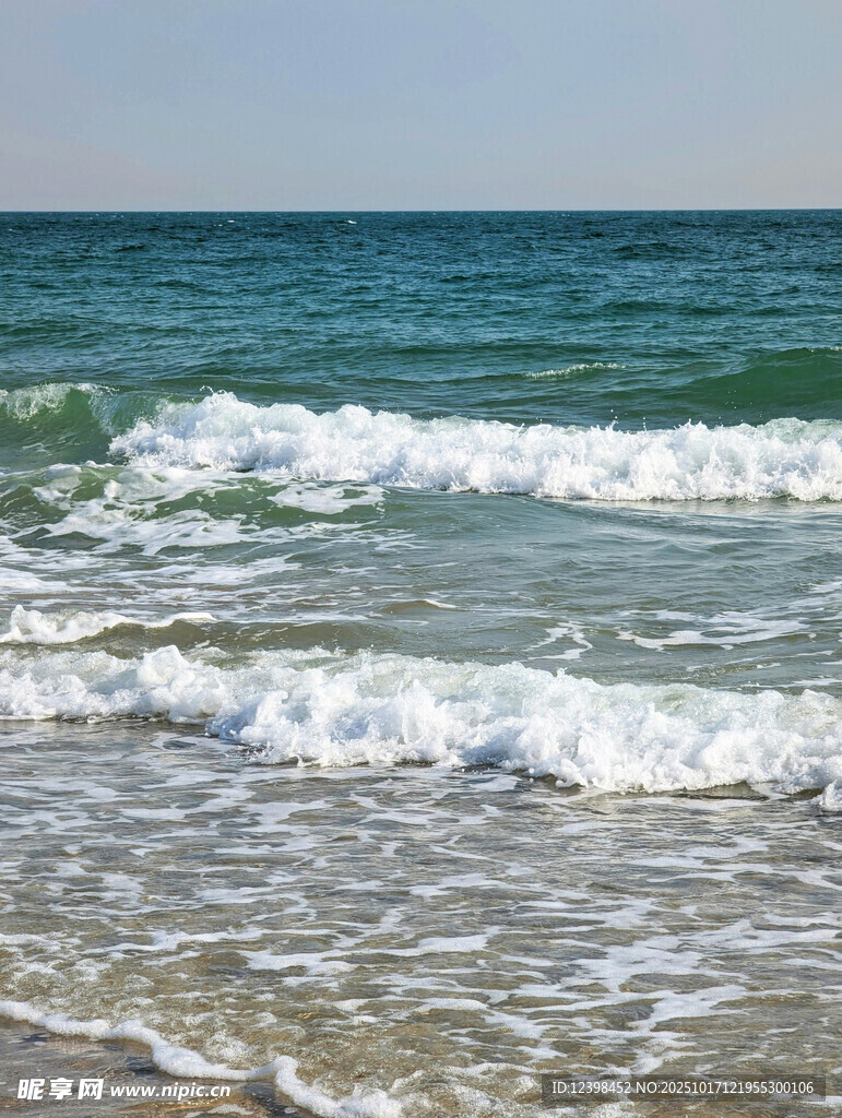 海浪轻拍沙滩的美丽景象