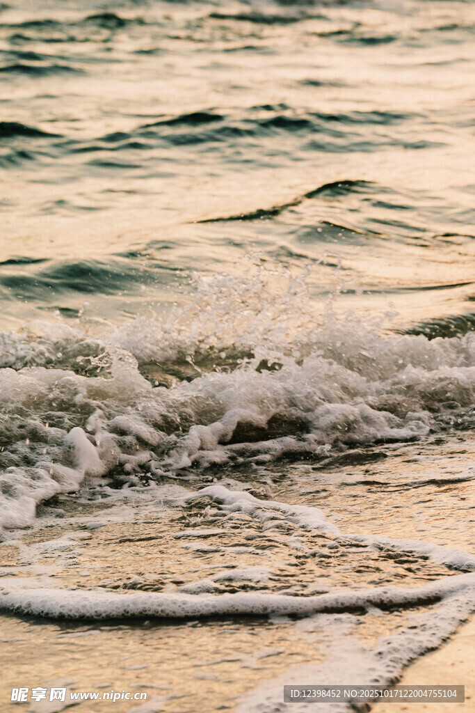 海边浪花轻拍沙滩