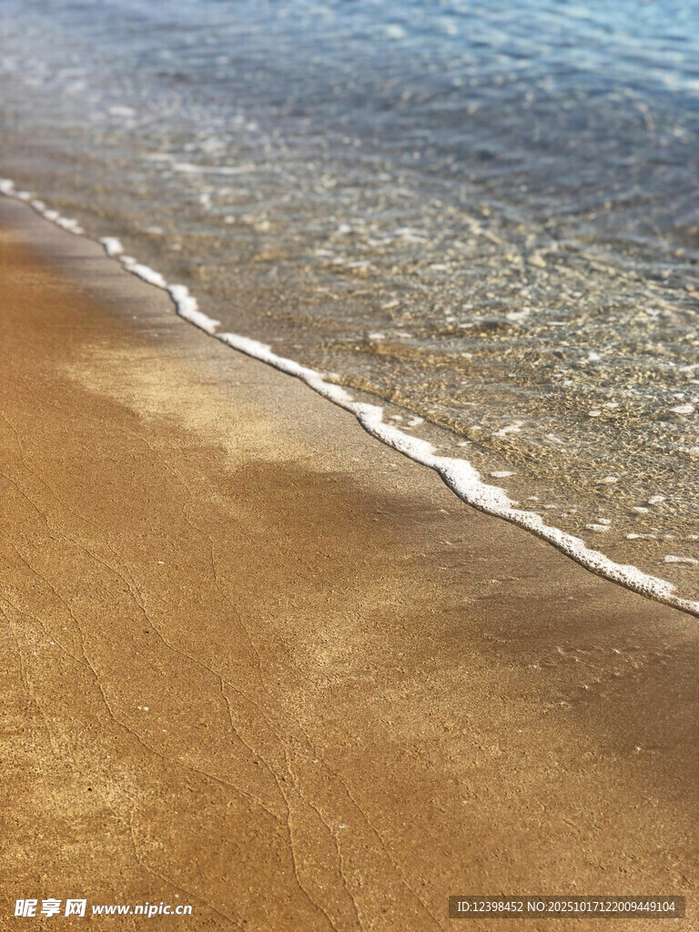 金色沙滩与海浪的邂逅