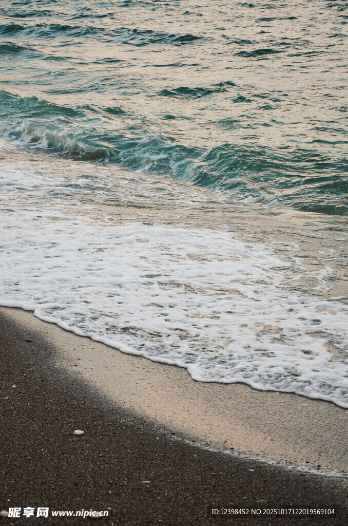 海浪轻拍黑色沙滩