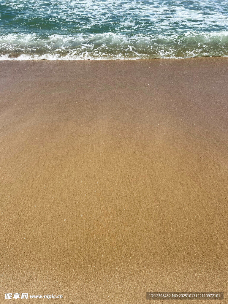 金色沙滩与翻涌海浪