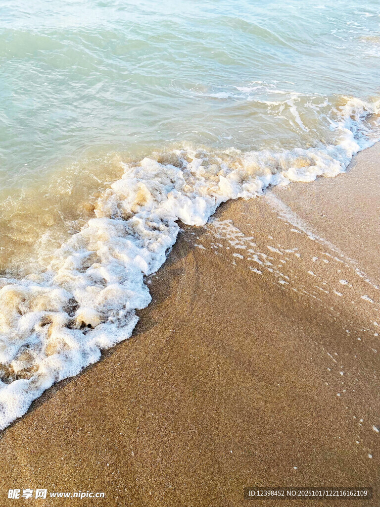 海浪轻拍沙滩的美丽瞬间