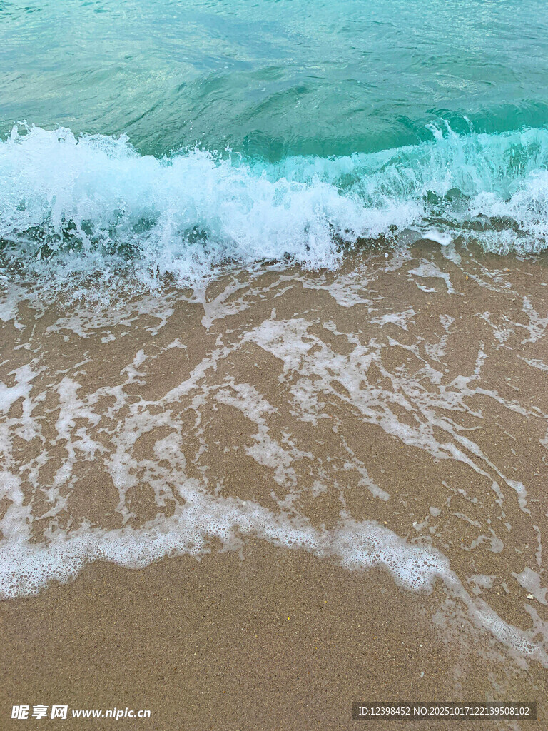 海浪轻吻沙滩的美好瞬间