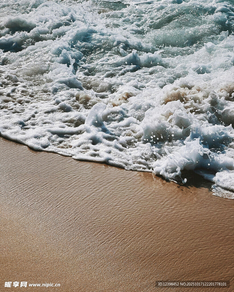 海浪拍打沙滩的美丽瞬间