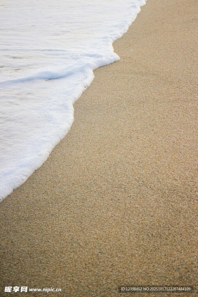 海浪轻吻沙滩的美丽瞬间