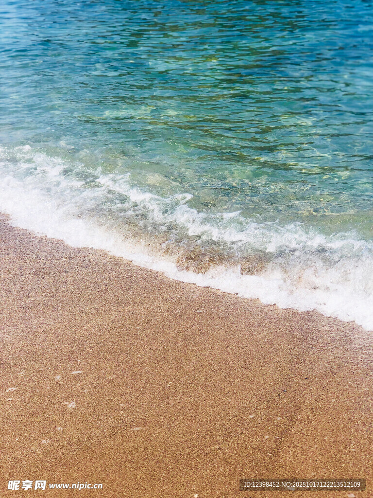 海浪轻吻沙滩的美丽瞬间